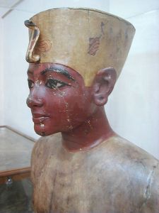 449px-mannequin_of_tutankhamun
